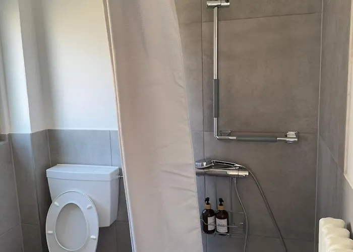 Modern 2 Bedroom With Balcony 巴德伯克利特