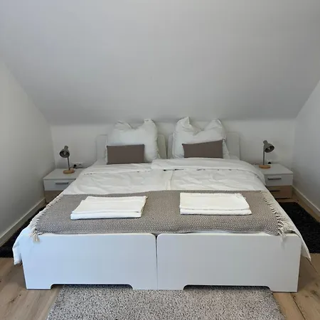 Modern 2 Bedroom With Balcony Apartment *